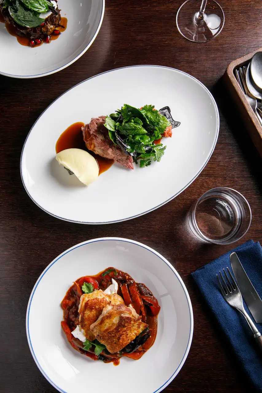 Тартар из оленины с щучьей икрой, гребешки с морковным муссом, лопатка ягненка с ромеско: обновление меню в Tartarbar 